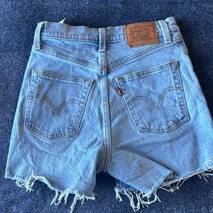 Levi’s Ribcage Jean shorts size 24